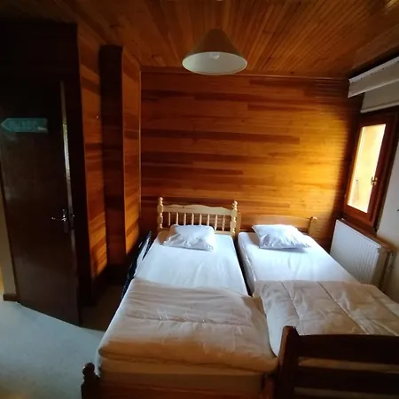 Dans La Verdure Chalet